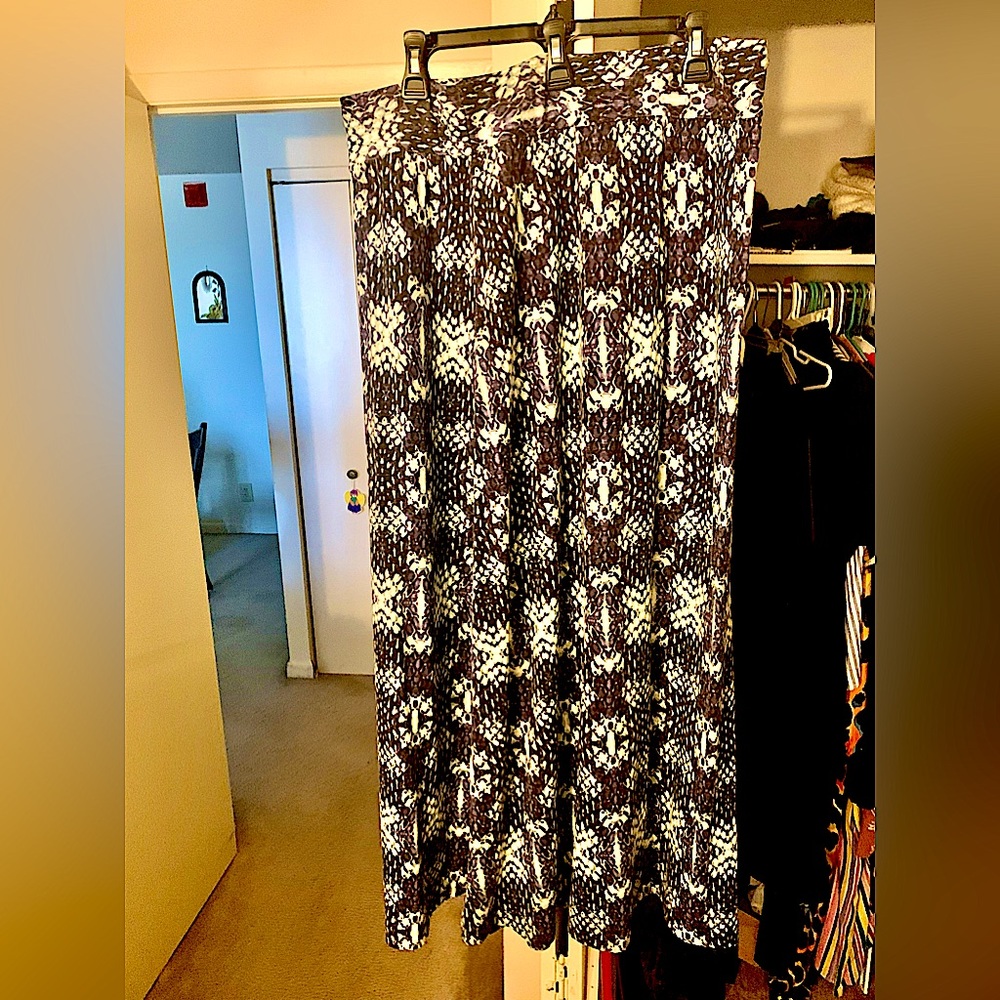 Maxi skirt with abstract design
